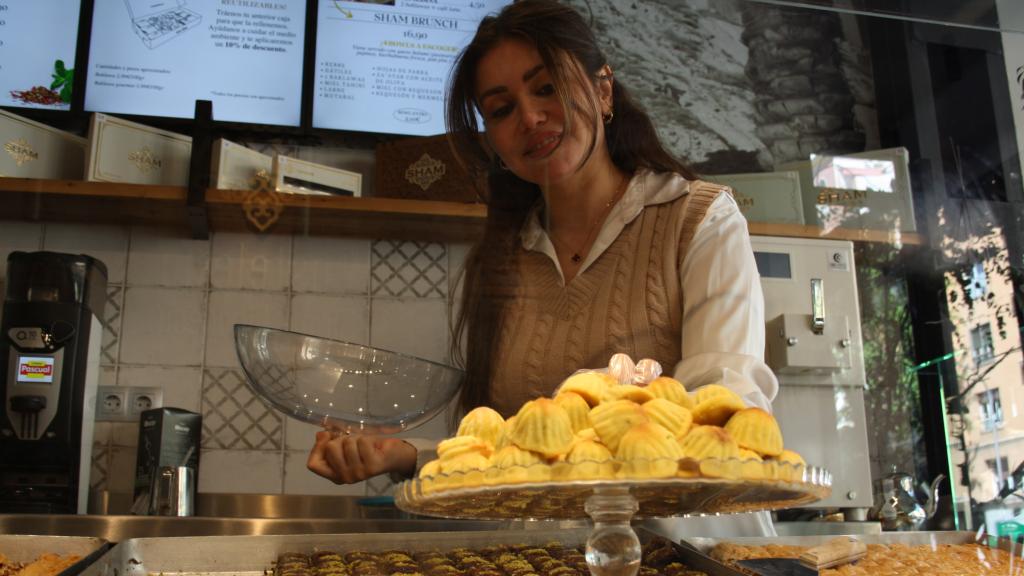 Nur sirviendo dulces en el mostrador.