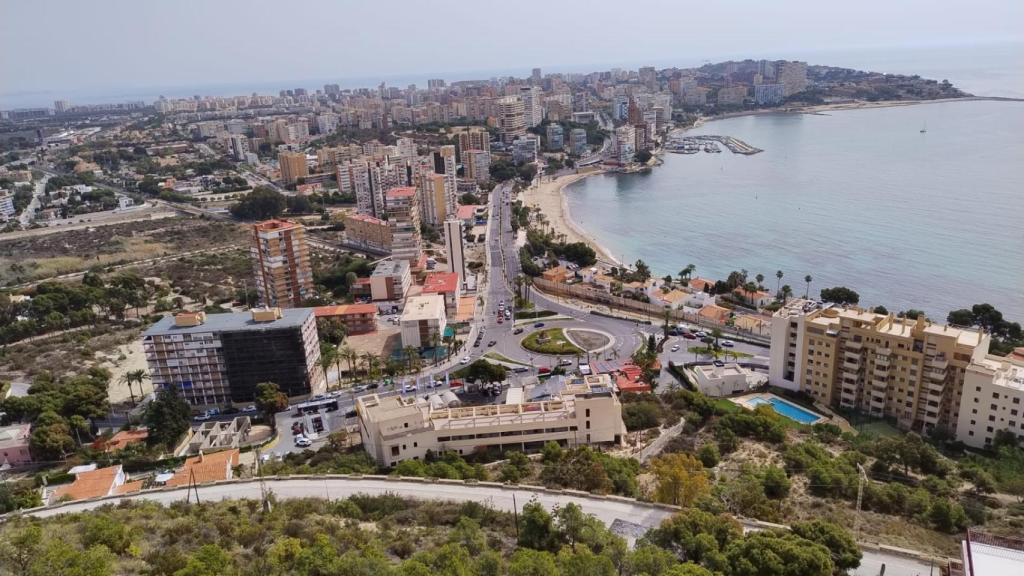 Vista de la Albufereta y el Cabo de las Huertas desde la Serra Grossa de Alicante.