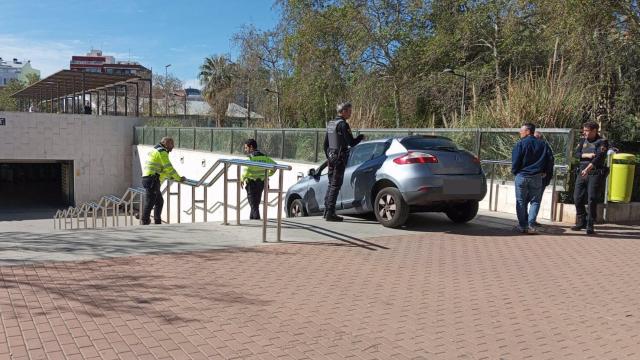 Imagen del coche al inicio de la escalera del metro de Ayora. Europa Press