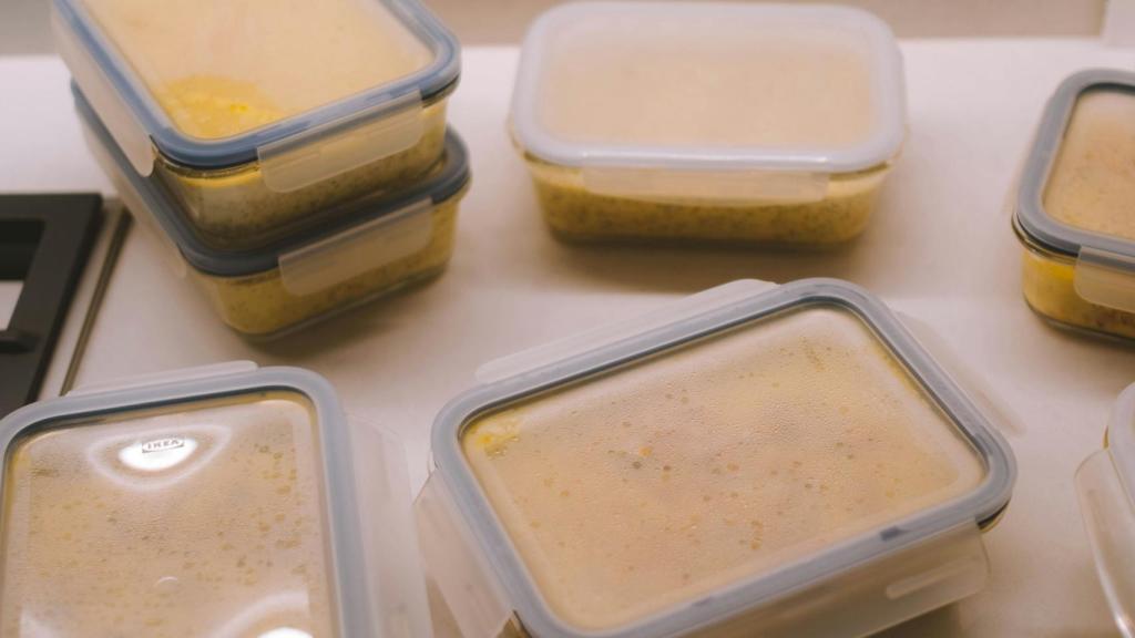 Se recomienda guardar los alimentos en tuppers de cristal o silicona.