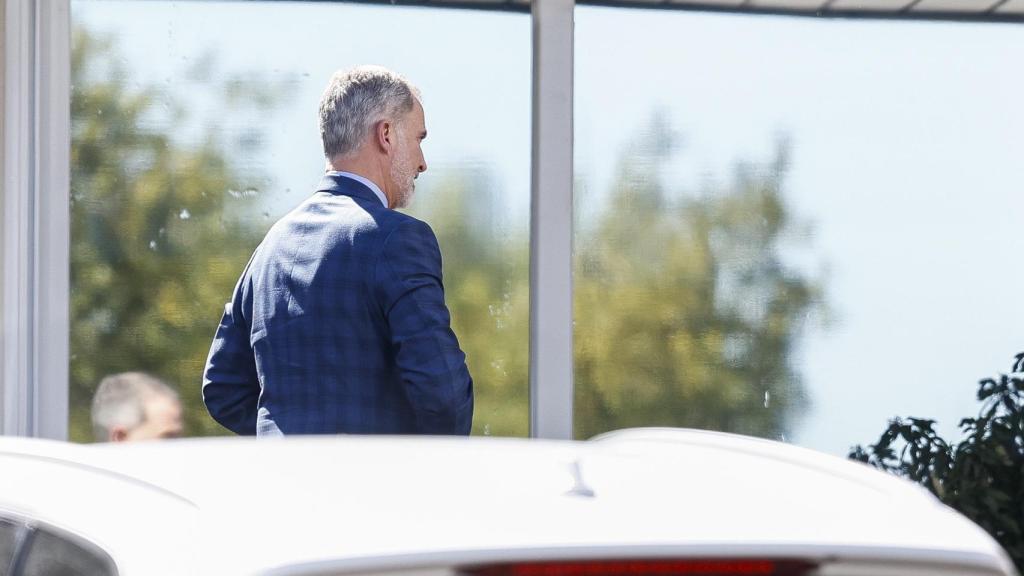 El rey Felipe al acceder al hospital donde su madre está ingresada.