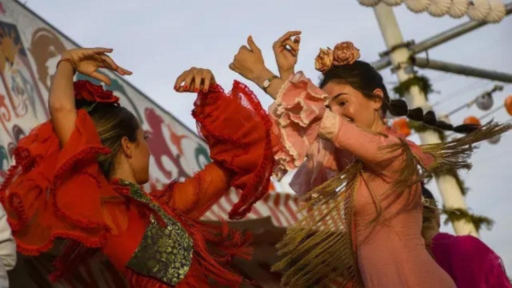 Dos chicas bailando en la Feria de Abril 2023.