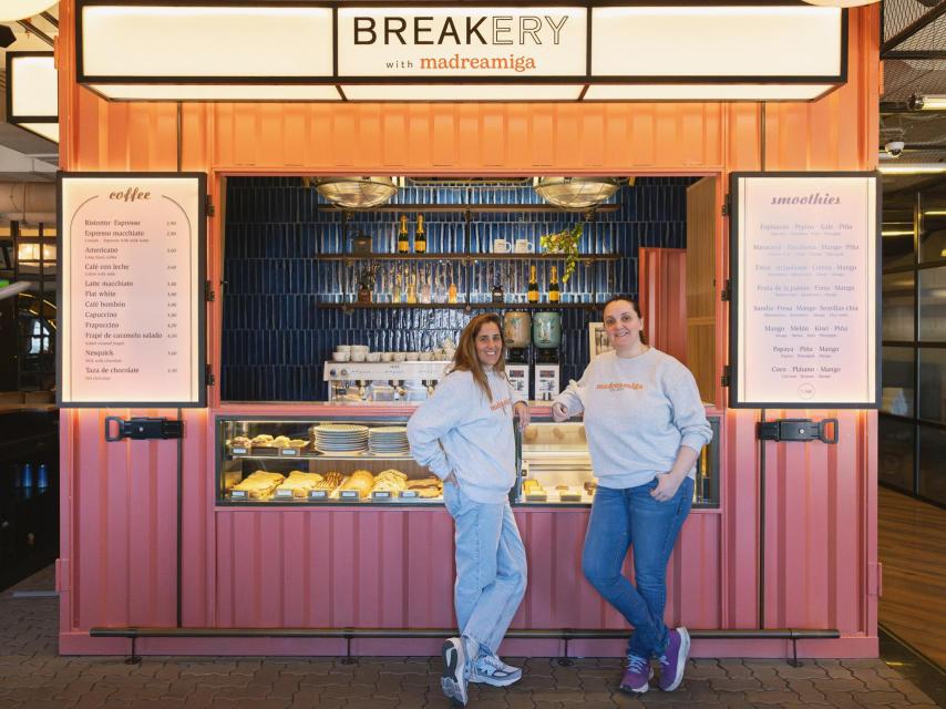 El puesto de Breakery en el Only YOU Atocha, con las dos dueñas de Madreamiga.