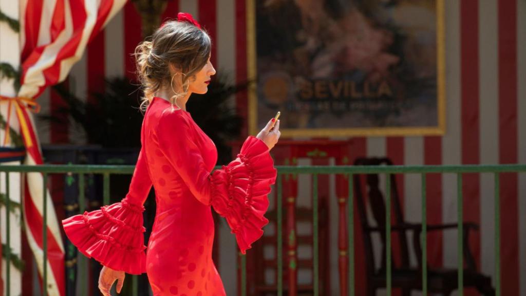Una mujer en la Feria de Abril 2023.