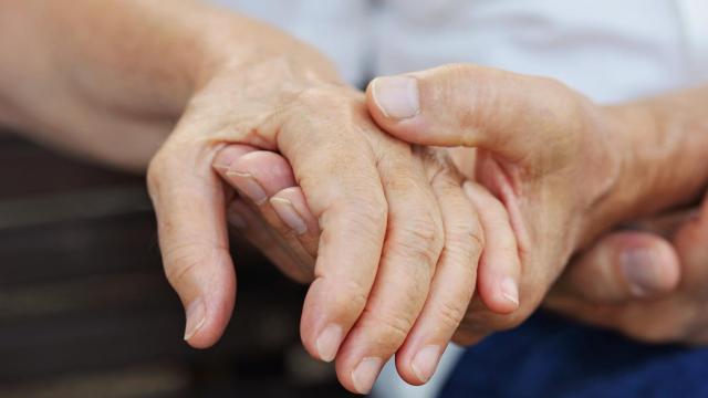 El contacto físico libera serotonina,  endorfinas y oxitocina.