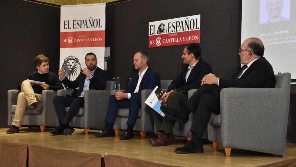 Alberto Andrés, director de Desarrollo de Proyectos de Hidrógeno de Redexis Renovables; Raúl Valavazquez, responsable de Prospectiva Estratégica de 1A Ingenieros; Javier Robador, gerente de H2CyL; José Manuel Jiménez, director general de Infraestructuras y Sostenibilidad Ambiental de la Junta y Alvar Salvador de EL ESPAÑOL NoticiasCyL