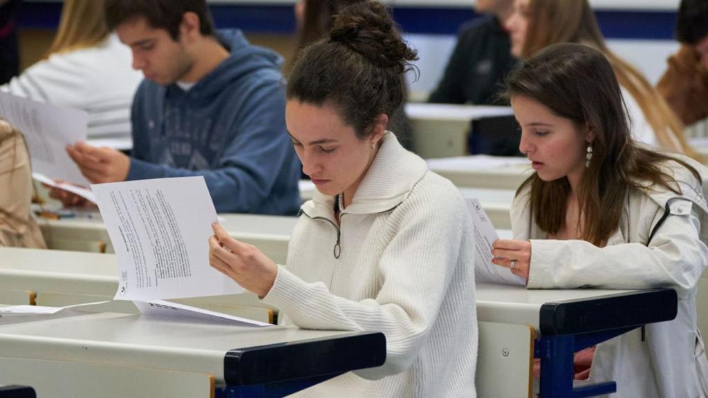 Alumnos en la universidad.