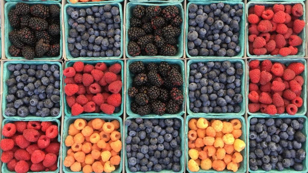 El consumo de frutos rojos, entre otros alimentos, retrasan el encanecimiento capilar.