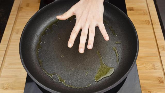 Una sartén con aceite al fuego