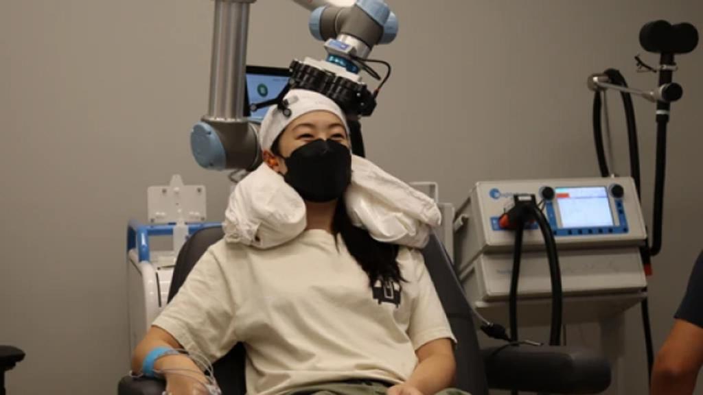 Usuario humano sometido a un procedimiento de estimulación magnética transcraneal.