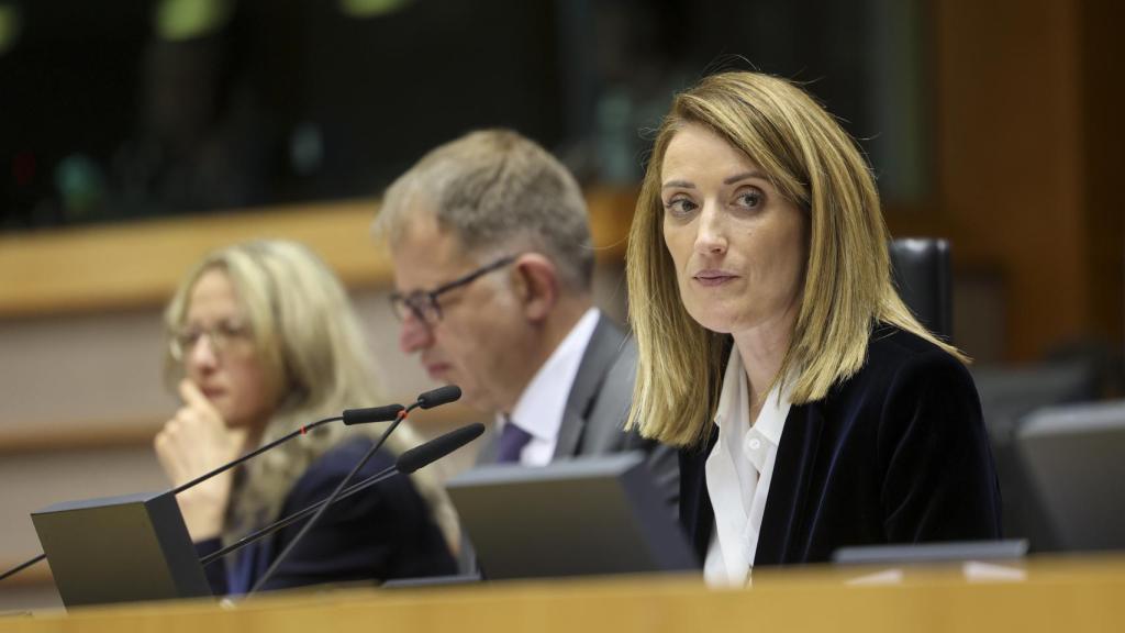 Metsola presidiendo la sesión plenaria del Parlamento Europeo en la que se ha aprobado el paquete de migración y asilo.