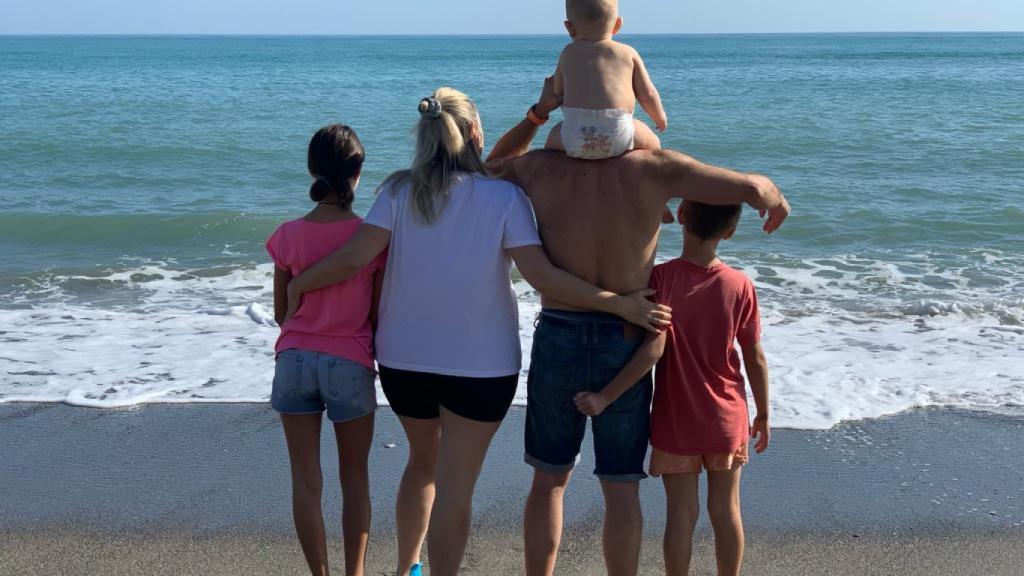Marisa y sus niños de acogida en la playa.