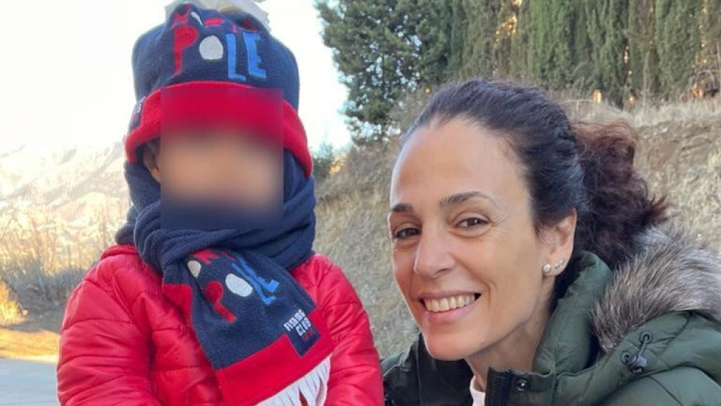 Gema, con uno de sus niños.