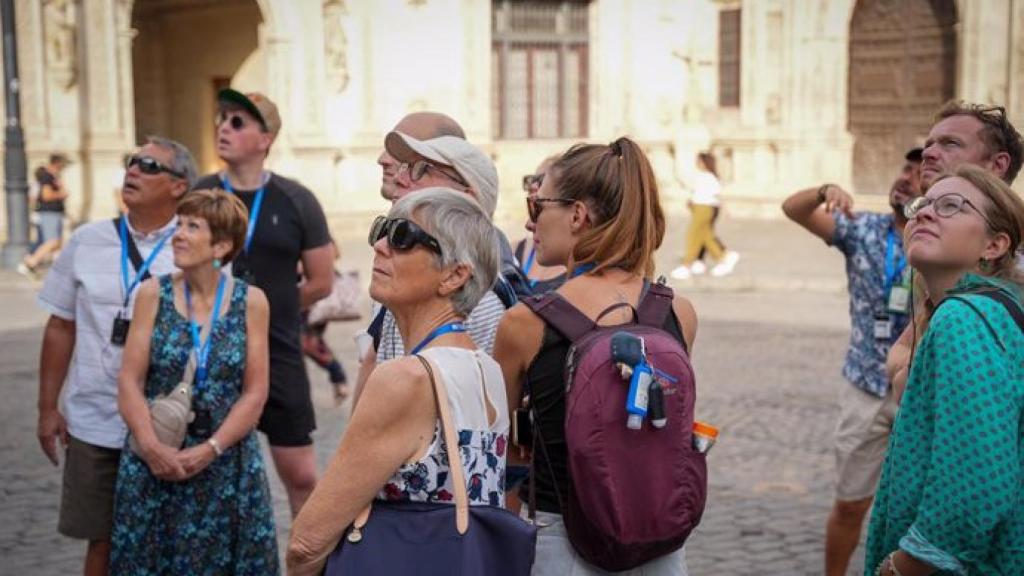 Un grupo de turistas en Sevilla.