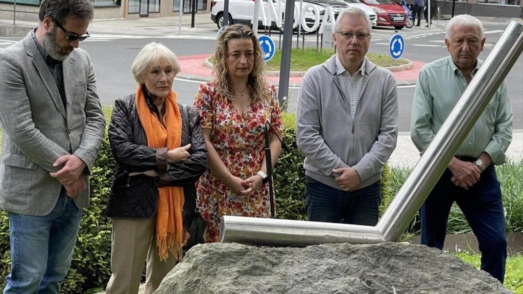 La viuda de López de Lacalle, Mari Paz Artolazabal (segunda por la izquierda) junto a Láinez (a su derecha) en el acto de homenaje al asesinado por ETA de 2023.
