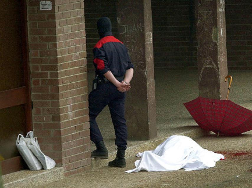 El cuerpo de López de Lacalle, tendido en el suelo el día del atentado.