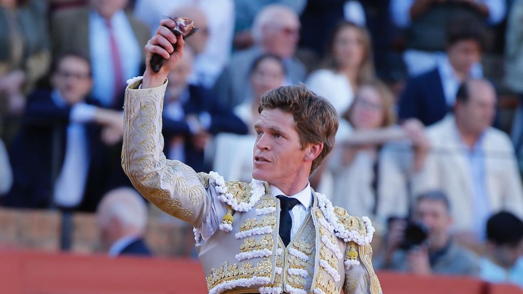 Borja Jiménez corta una oreja a su primer toro de la feria de Sevilla.