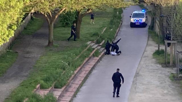 Momento en el que la Policía de Burdeos ha abatido al atacante que estaba armado con un cuchillo.