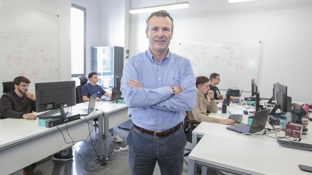 El investigador de CENID, Andrés Montoyo, junto a parte de su equipo.