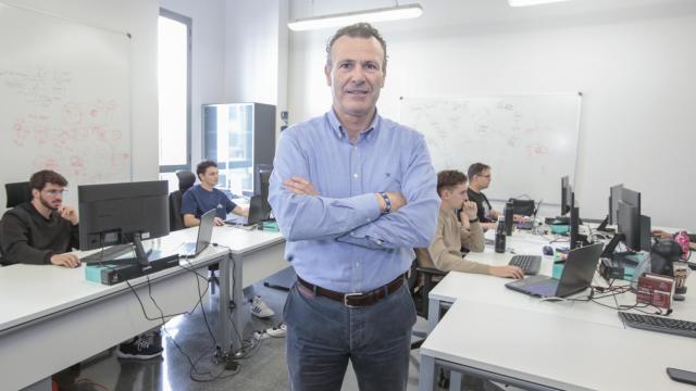 El investigador de CENID, Andrés Montoyo, junto a parte de su equipo.