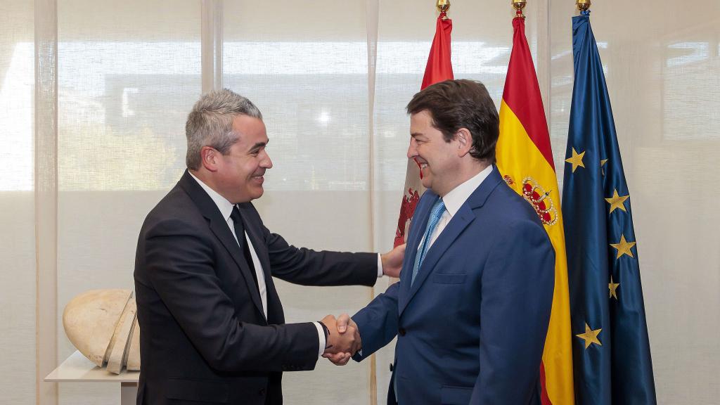 El director de Estrategia de Renault Group, director de Operaciones de Ampere y presidente director general de Renault Group Iberia, Josep María Recasens, y el presidente de la Junta de Castilla y León, Alfonso Fernández Mañueco