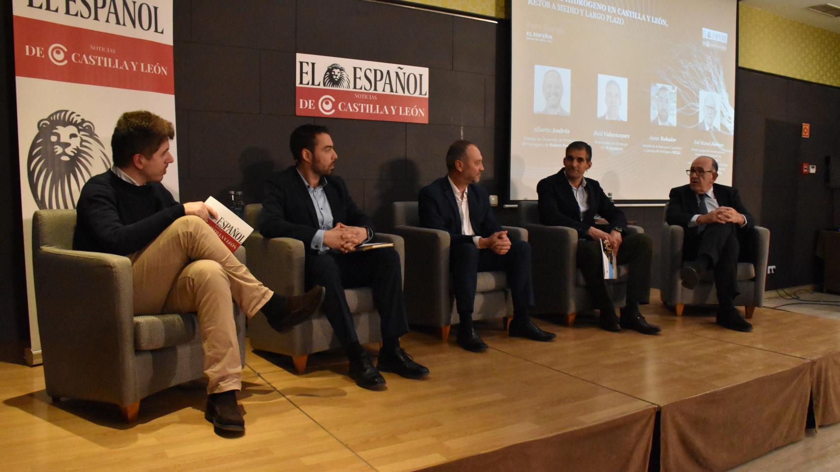 Andrés, director de Desarrollo de Proyectos de Hidrógeno de Redexis Renovables; Raúl Valavazquez, responsable de Prospectiva Estratégica de 1A Ingenieros; Javier Robador, gerente de H2CyL; José Manuel Jiménez, director general de Infraestructuras y Sostenibilidad Ambiental de la Junta y Alvar Salvador de EL ESPAÑOL NoticiasCyL