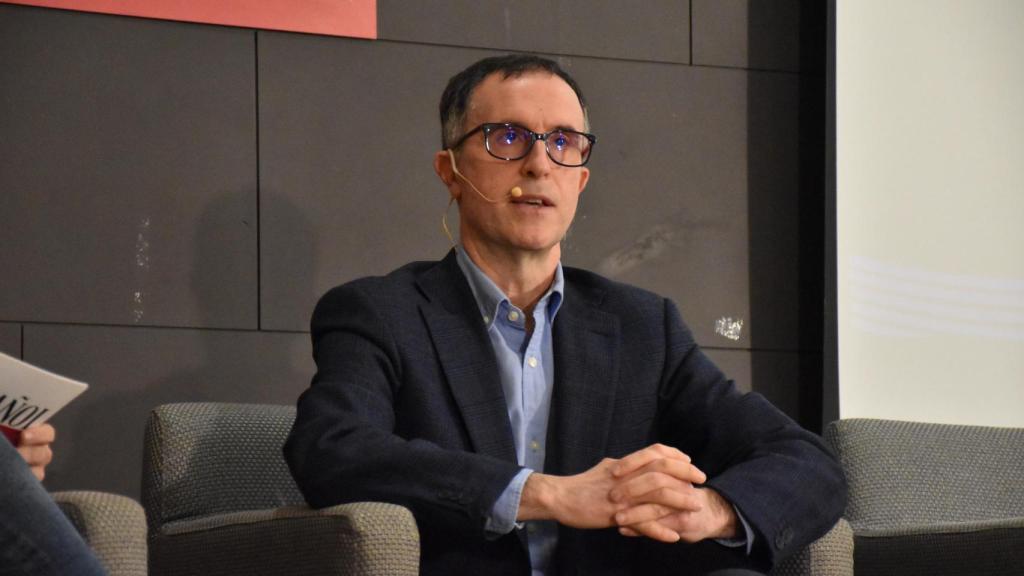 Miguel Ángel Jiménez, director de Comunicación de la Asociación de Empresas para el Desarrollo e Impulso del Vehículo Eléctrico; y J.I. Fernández, periodista de EL ESPAÑOL Noticiascyl en el Foro Energía EL ESPAÑOL Noticias de Castilla y León