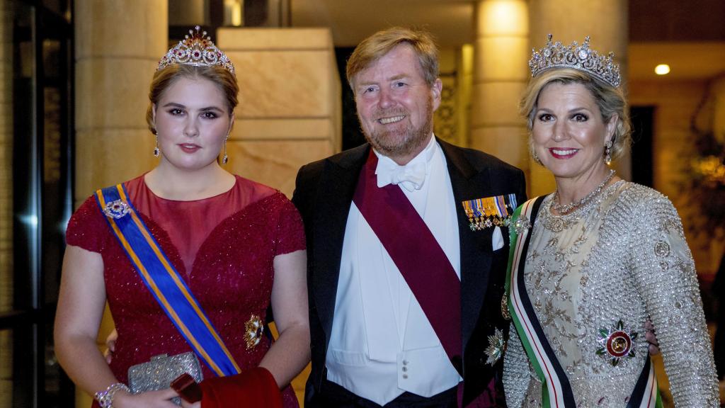 Amalia de Holanda y sus padres en la boda del heredero de Jordania.