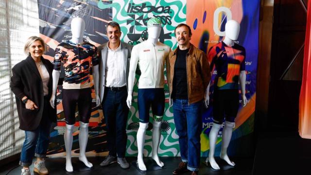 Imagen de los maillots oficiales de La Vuelta.