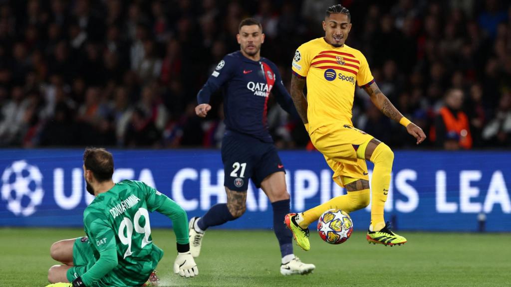 Raphinha falla una clara ocasión frente al PSG.