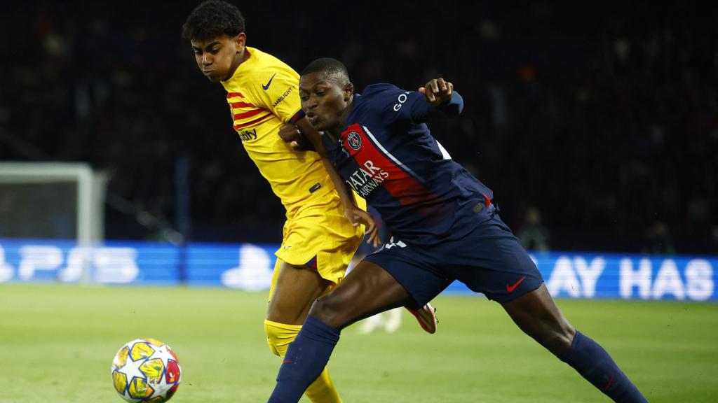 Nuno Mendes mete cuerpo a Lamine Yamal para recuperar la posesión.