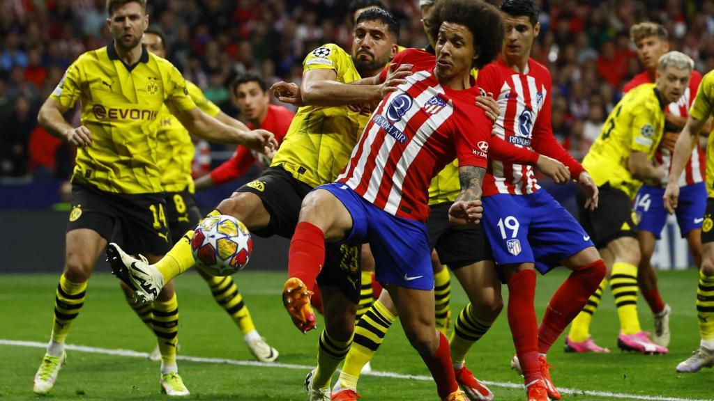 Witsel, con el balón ante su exequipo, el Dortmund.