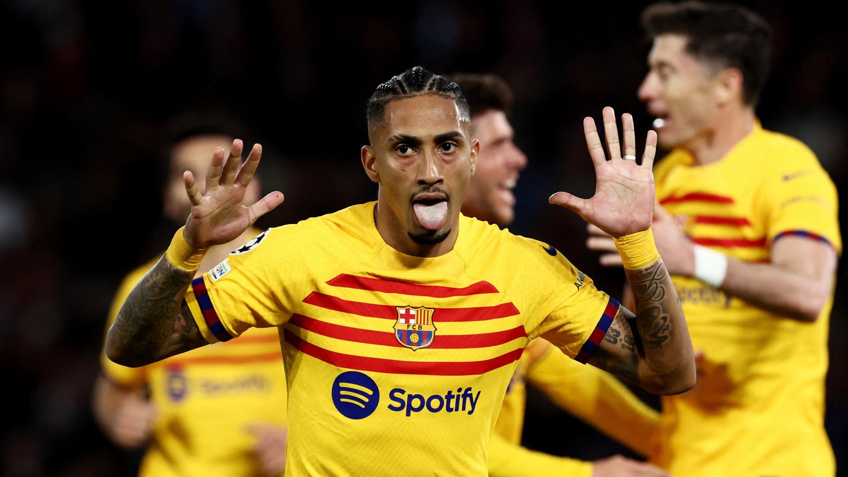 Raphinha celebra su gol frente al PSG en la ida de los cuartos de final de la Champions League.