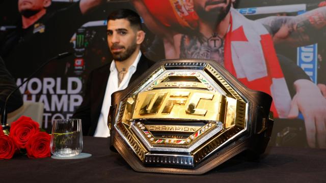 Ilia Topuria y, en un primer plano, su cinturón del peso pluma de la UFC