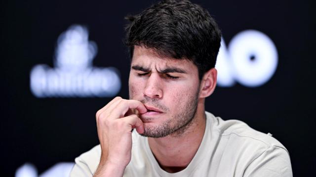 Carlos Alcaraz, con rostro serio en una rueda de prensa.