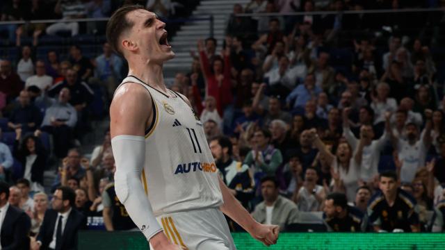 Mario Hezonja celebra una canasta durante un partido de Euroliga.
