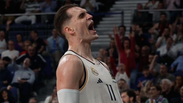 Mario Hezonja celebra una canasta durante un partido de Euroliga.