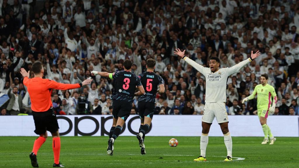 Bellingham protesta al árbitro durante el Real Madrid - Manchester City