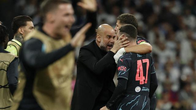 Pep Guardiola celebra el gol de Phil Foden en el Santiago Bernabéu