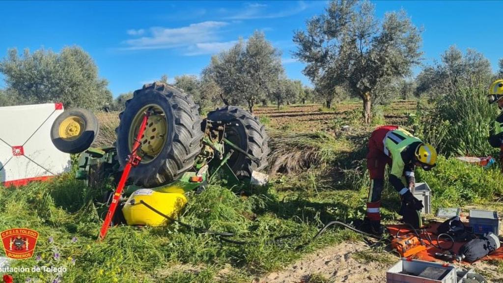 Los bomberos trabajaron en el lugar del accidente. Foto: CPEIS Toledo.