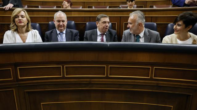 Ángel Víctor Torres (2d), entre Pilar Alegría, Jordi Hereu, Luis Planas e Isabel Rodríguez, este miércoles durante la sesión de control.