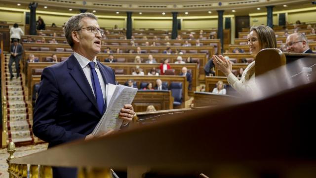 El presidente del PP, Alberto Núñez Feijóo, tras su intervención en la sesión de control al Gobierno este miércoles en el Congreso.