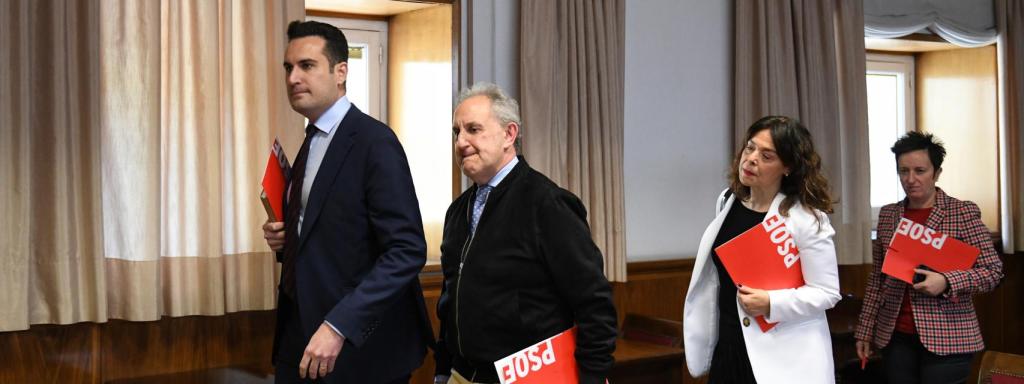Los senadores del PSOE José Latorre Ruíz y Alfonso Gil.