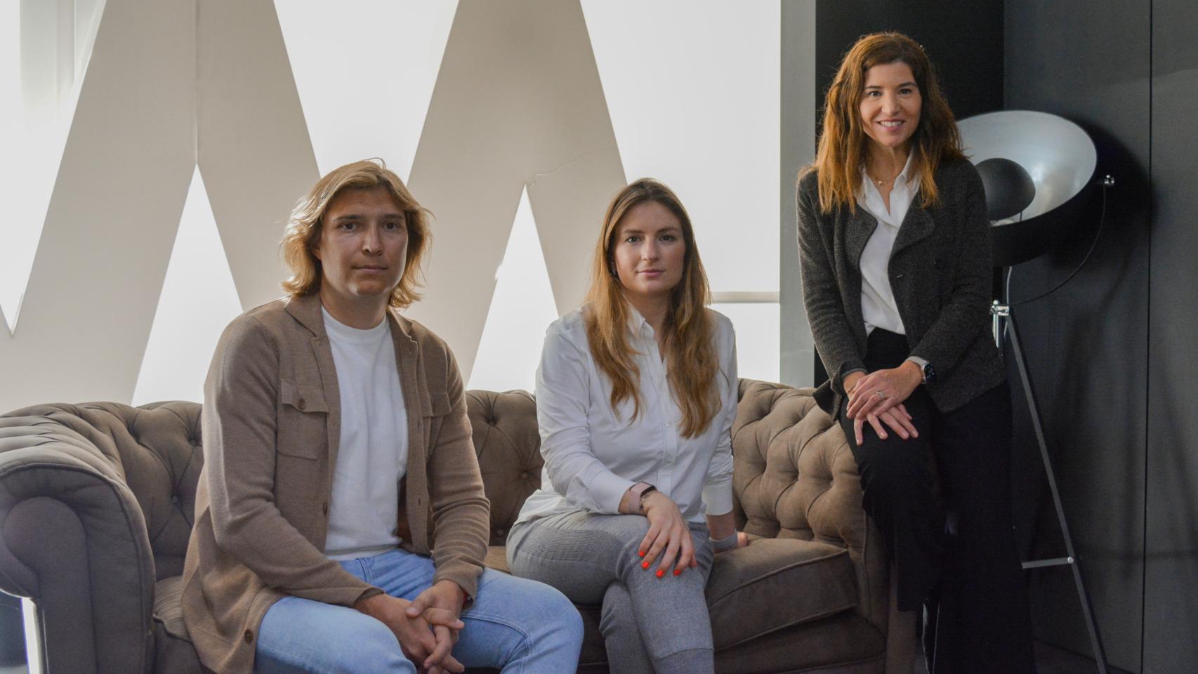 Artem Fedyaev y Daria Rebenok, ambos impulsores de GrabrFi, junto a Marta Antúnez, de Wayra.
