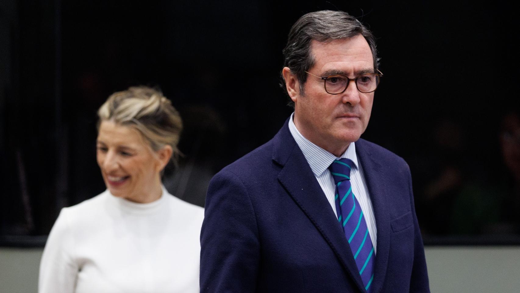 La vicepresidenta segunda y ministra de Trabajo y Economía Social, Yolanda Díaz, y el presidente de la CEOE, Antonio Garamendi, en una imagen de archivo.