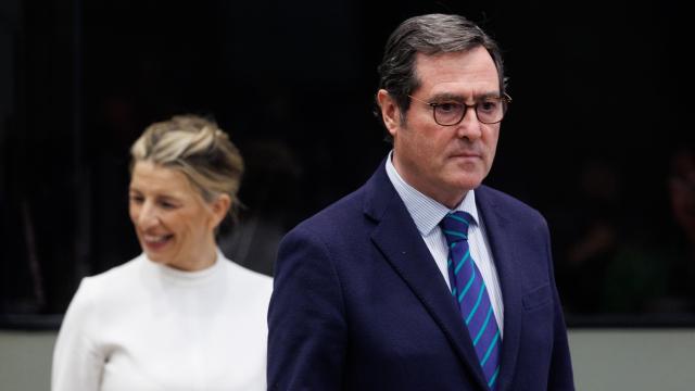 La vicepresidenta segunda y ministra de Trabajo y Economía Social, Yolanda Díaz, y el presidente de la CEOE, Antonio Garamendi, en una imagen de archivo.