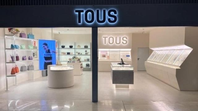 El aeropuerto Madrid-Barajas incrementa su oferta comercial con una tienda Tous en zona de embarque de la terminal T4.