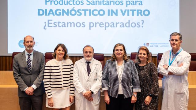 Carlos Sisternas, director de Fenin Catalunya; Carmen Ruiz-Villar, jefa del Departamento de Productos Sanitarios de la AEMPS; Rafael Pérez-Santamarina Feijóo, gerente del Hospital Universitario La Paz;  Susana Álvarez Gómez, subdirectora general de Contratación del Servicio Madrileño de Salud; María Aláez, directora técnica de Fenin y Antonio Buño, jefe del Servicio de Análisis Clínicos del Hospital Universitario La Paz.