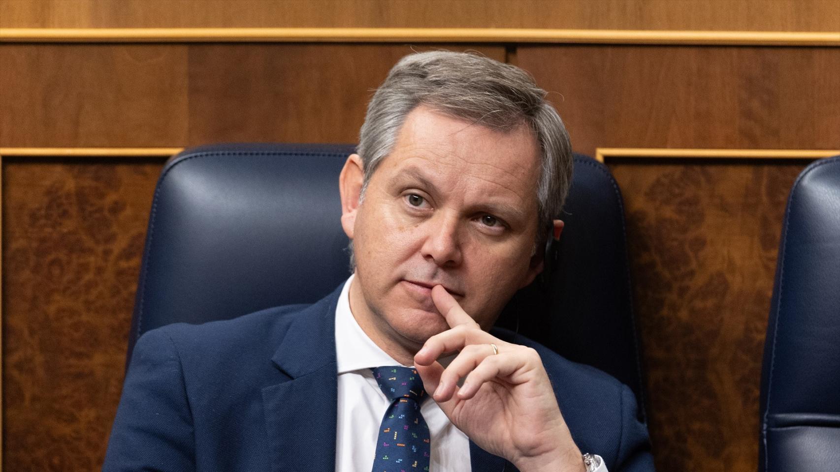 El exministro de Sanidad, José Miñones, durante la segunda sesión del debate de investidura de Pedro Sánchez como presidente de Gobierno.