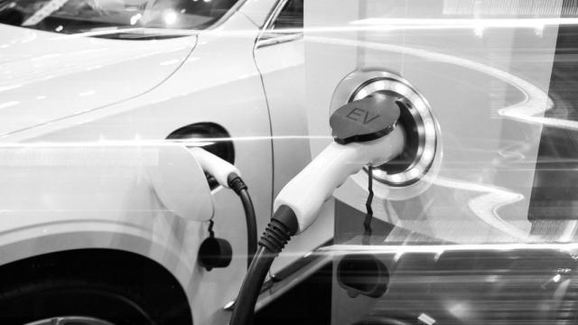 Un coche eléctrico cargando en un punto de recarga.